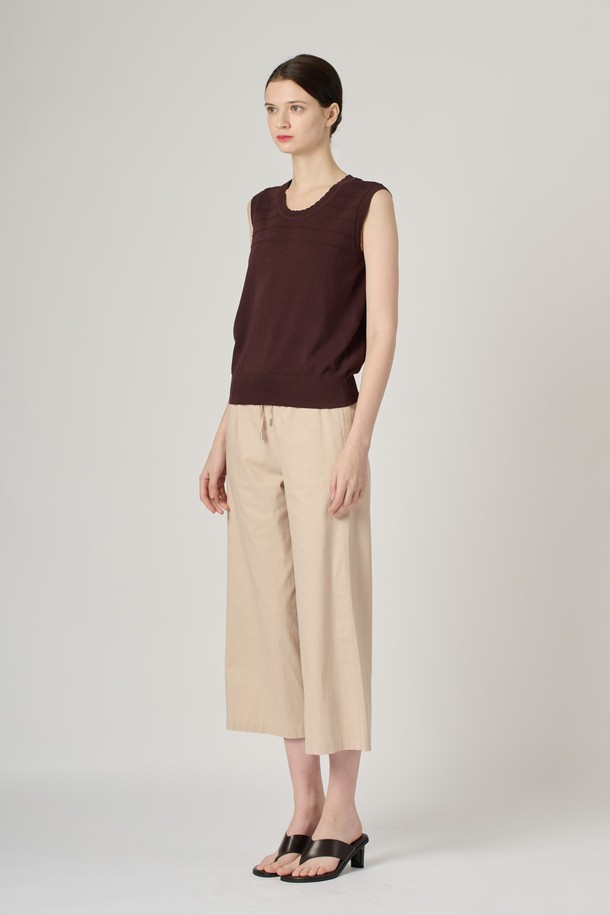 [24SU] 엠보 스트라이프 니트 슬리브리스는 다크 브라운 색상의 여성용 니트 슬리브리스로, 엠보 스트라이프 패턴이 돋보입니다. 레이온, 나일론 혼방 소재로 제작되어 부드러운 촉감을 자랑하며, 얇은 두께로 여름철 일상복으로 시원하게 착용 가능합니다. 라운드넥 디자인의 레귤러 핏으로 편안함을 더했으며, 셋업 연출이 가능합니다.
