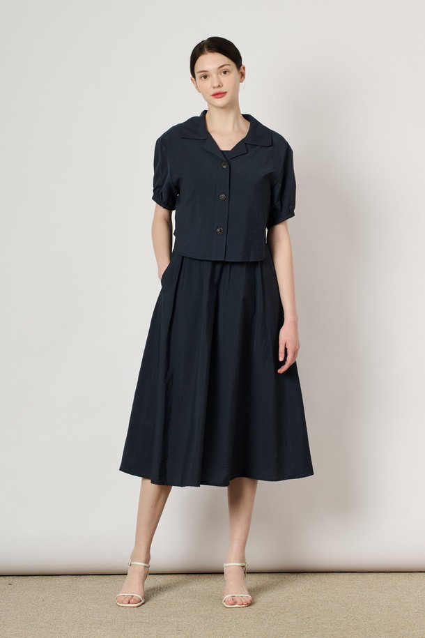 네이비 색상의 [24SU] 슬리브리스 원피스 & 블라우스 탑은 여성용으로, 레이온, 마, 면, 나일론, 폴리에스터 혼방 소재로 제작되어 여름철 일상복으로 적합합니다. 슬리브리스 원피스와 블라우스 세트로 구성되었으며, 허리 패널 봉제와 밑단 플레어 실루엣이 특징입니다. 우아한 무드의 무지 패턴 플레어 핏 원피스로, 안감이 있어 편안하게 착용할 수 있습니다.
