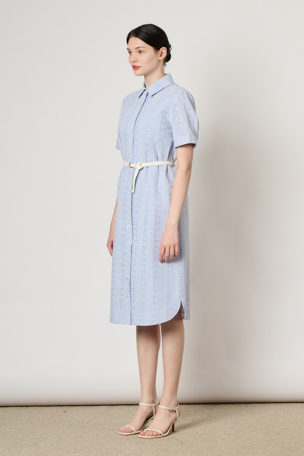 [24SU] 엠브로이더리 벨티드 원피스는 여성용 여름 원피스로, 얇은 두께감과 레귤러 핏으로 편안하게 착용할 수 있습니다. Light Blue 컬러의 엠브로이더리 패턴이 돋보이며, 클래식하고 베이직한 스타일을 연출합니다. 셔츠 원피스 디자인에 카라 네크라인과 벨트 디테일이 더해져 세련된 실루엣을 완성합니다.
