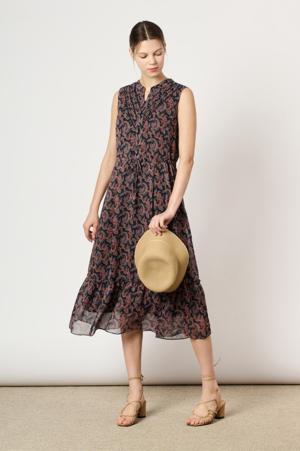 [24SU] 링클 페이즐리 프린트 원피스는 네이비 색상의 여성용 민소매 원피스입니다. 폴리에스터 소재로 제작되었으며, 링클 소재 특유의 시원한 착용감과 부드러운 촉감이 특징입니다. 브이넥 디자인에 프론트 핀턱 디테일과 밑단 플레어 디자인이 더해져 우아하고 페미닌한 무드를 연출하며, 페이즐리 프린트가 돋보이는 여름 일상복입니다.
