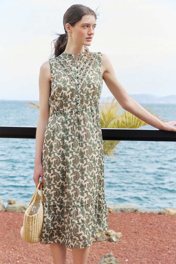 [24SU] 링클 페이즐리 프린트 원피스는 크림 색상의 폴리에스터 소재로 제작되었으며, 화려한 페이즐리 프린트가 돋보이는 여성용 민소매 원피스입니다. 부드러운 촉감과 얇은 두께로 여름철에도 시원하게 착용할 수 있으며, 플레어 실루엣과 프론트 핀턱 디테일이 더해져 우아하고 페미닌한 무드를 연출합니다. 라운드넥 디자인에 안감이 있어 편안하며, 자유로운 활동성을 보장하는 일상복으로 제격입니다.
