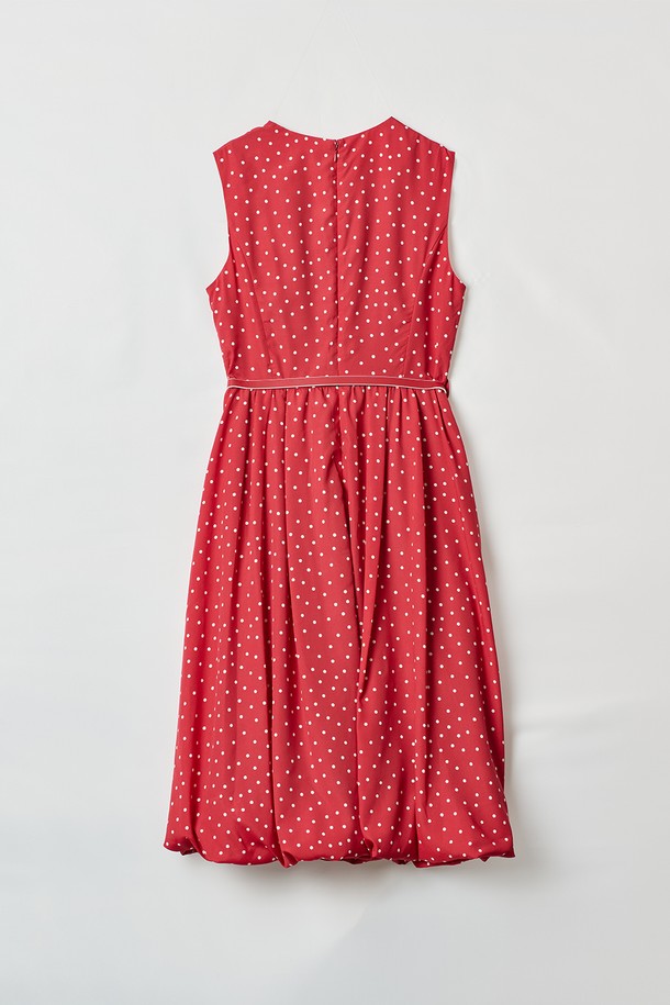 레드 색상의 [24FA] 도트프린트 슬리브 원피스는 우아하고 클래식한 무드를 연출하며, 도트 패턴이 돋보입니다. 폴리에스터 소재로 제작되었으며, 슬림핏 상단과 풍성한 플레어 스커트 라인이 특징입니다. 벨트가 포함되어 있고 2겹 안감 구조로 디자인되었으며, 라운드넥에 민소매 스타일로 여름철 데일리룩이나 격식 있는 자리에 레이어링하여 다양하게 활용할 수 있습니다.
