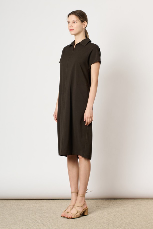 [24FA] 캡 슬리브 원피스는 브라운 색상의 여성용 캡 슬리브 원피스로, 폴리에스터, 폴리우레탄, 면 혼방 소재로 제작되었습니다. 포멀 핏에 서스카라 네크라인 디자인이며, 양 사이드 포켓과 적당한 기장감이 특징입니다. 무지 패턴으로 포멀 및 데일리룩에 모두 잘 어울리며, 세련된 스타일을 연출하기에 좋습니다.
