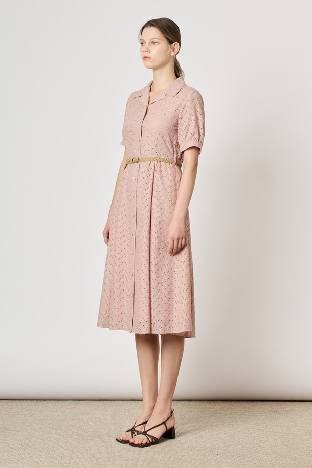 [24FA] 자수 벨티드 원피스는 라이트 핑크 색상의 면 소재 원피스로, 전면 퍼지 자수 디테일이 돋보입니다. 허리라인을 강조하는 벨트와 셔링, 볼륨 소매 디자인이 특징이며, A라인 치마 타입으로 우아하고 엘레강스한 무드를 연출합니다. 일상복으로 적합하며, 여름 시즌에 시원하게 착용할 수 있는 반소매 기장의 여성용 자수 벨티드 원피스입니다.
