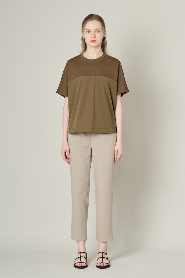 [24FA] 오버핏 텍스쳐 블록 돌먼 슬리브 티셔츠는 브라운 색상과 텍스처 패턴이 돋보이는 여성용 캐주얼 티셔츠입니다. 면, 나일론, 폴리우레탄 혼방 소재로 부드러운 촉감을 제공하며, 돌먼 소매와 오버핏 디자인으로 여유로운 실루엣과 체형 커버 효과를 선사합니다. 상단과 하단의 컬러 블록, 밑단 라운드 디자인과 드로우스트링 디테일이 특징입니다.
