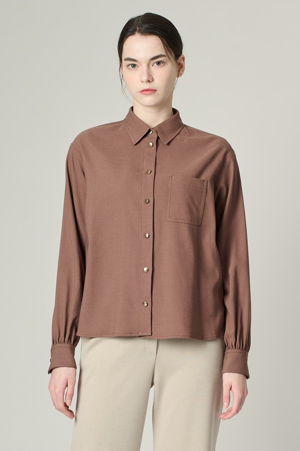 [24WT] 셔츠형 솔리드 브라우스 - 세피아 A4W9B40176는 여성용 셔츠형 솔리드 브라우스입니다. 가을, 겨울 시즌에 어울리는 미니멀하고 캐주얼한 스타일로, 차이나칼라와 긴 소매 기장이 특징입니다. 부드러운 촉감의 레이온, 폴리에스터, 울, 폴리우레탄, 면 혼방 소재로 제작되었으며, 레귤러핏으로 편안하게 착용 가능합니다. 세피아, 다크 그린 두 가지 색상으로 만나볼 수 있으며, 왼쪽 가슴 포켓과 앞면, 소매, 밑단 버튼 디테일로 포인트를 더했습니다. 출근룩, 오피스룩, 겨울 데일리룩 등 다양한 TPO에 활용할 수 있습니다.
