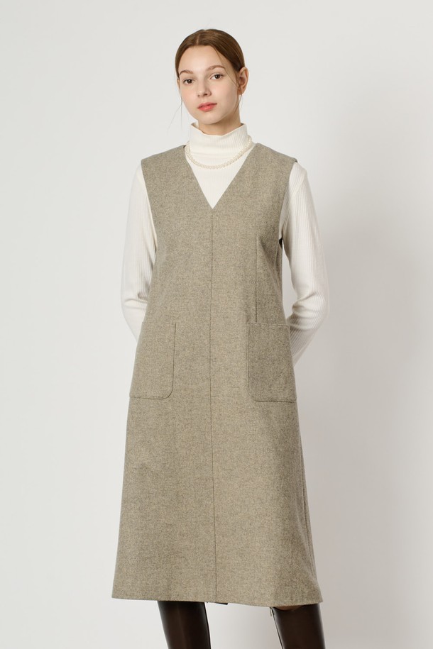 [24WT] 브이넥 점퍼형 원피스 - M GRAY B4WAO63516은 여성용으로, 겨울철 일상에서 우아하고 고급스러운 스타일을 연출할 수 있는 제품입니다. 모, 나일론, 폴리에스터, 레이온, 폴리우레탄 혼방 소재로 제작되어 두께감이 있고 부드러운 촉감을 자랑하며, 안감과 포켓 디테일이 더해져 실용성을 높였습니다. 무지 패턴의 A라인 루즈핏 점퍼형 원피스로, 브이넥 디자인과 긴소매가 특징이며 깔끔한 실루엣을 선사합니다.
