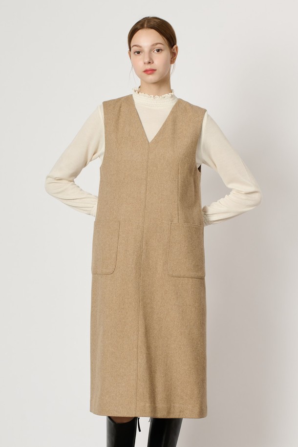 [24WT] 브이넥 점퍼형 원피스는 부드러운 촉감의 모, 나일론, 폴리우레탄, 폴리에스터, 레이온 혼방 소재로 제작되어 따뜻하고 편안한 착용감을 선사합니다. 심플하고 세련된 디자인의 H라인 핏에 무지 패턴과 긴 소매, 두꺼운 두께감으로 겨울철 격식 있는 자리와 일상에서 모두 활용 가능하며, 넉넉한 포켓 디테일로 실용성을 더했습니다. M BEIGE 및 M GRAY 두 가지 색상으로 만나볼 수 있으며, 다양한 아이템과 손쉽게 매치하여 스타일리시한 연출이 가능합니다.
