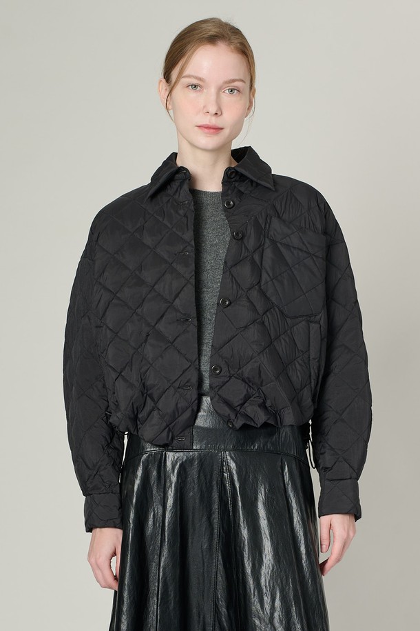 [25SS] 셔츠형 덕 재킷 - BLACK A5S1G87099는 여성용 아우터로, 봄 시즌에 착용하기 좋은 덕 재킷입니다. 블랙과 카멜 두 가지 색상으로 출시되었으며, 일상, 출근룩, 오피스룩, 모임룩 등 다양한 TPO에 매치하기 좋습니다. 퀼팅 패턴의 슬림핏 디자인으로 스마트하고 클래식한 스타일을 연출하며, 가볍고 부드러운 착용감을 선사합니다. 긴 소매에 버튼 여밈 방식이며, 오리 솜털 90%, 오리 깃털 10%의 충전재와 폴리에스터 안감으로 보온성을 더했습니다.
