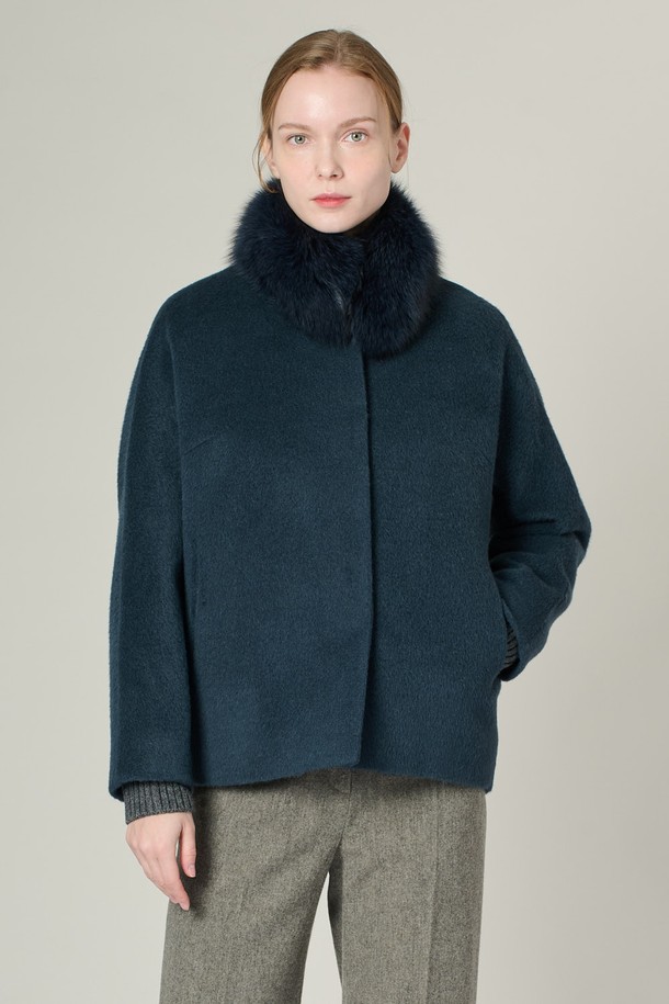 [24WT] 폭스퍼 카라 알파카 프렌드 재킷 - DARK BLUE A4WBH84154는 여성용 아우터 자켓입니다. 다크 블루 컬러의 무지 패턴으로 엘레강스하고 클래식한 스타일을 연출하며, 겨울 시즌에 적합합니다. 부드러운 촉감의 알파카 소재로 제작되었으며, 두꺼운 두께감과 긴 소매, 크롭 기장의 디자인이 특징입니다. 폭스퍼 카라 디테일이 고급스러움을 더하며, 버튼 여밈 방식으로 간편하게 착용할 수 있습니다. 데일리룩, 오피스룩, 모임룩 등 다양한 TPO에 클래식, 미니멀, 시크한 스타일을 완성해보세요.
