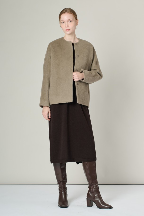 [24WT] 폭스퍼카라 알파카 프렌드 재킷은 부드러운 촉감과 두꺼운 두께감으로 겨울철 따뜻하게 착용할 수 있는 여성 자켓입니다. 클래식하고 엘레강스한 무드를 연출하며, 무지 디자인에 루즈핏으로 편안한 착용감을 선사합니다. 고급스러운 폭스퍼 카라 디테일과 내추럴 드레이핑 라인이 돋보이며, 울과 알파카 혼방 소재로 제작되었습니다. 오피스룩, 모임룩, 겨울 데일리룩 등 다양한 TPO에 활용할 수 있으며, 클래식, 미니멀, 시크한 스타일을 연출하기 좋습니다.
