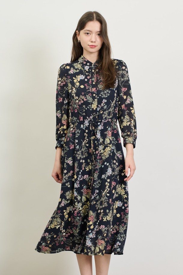 [25SP] 플로럴 프린트 원피스는 네이비 색상의 폴리에스터 소재로 제작되었으며, 봄에 어울리는 우아하고 엘레강스한 무드를 선사합니다. 허리 벨트와 소매 단추 디테일이 돋보이며, 부드럽게 퍼지는 실루엣과 슬림핏으로 여성스러운 매력을 더합니다. 플라워 패턴이 돋보이는 긴소매 플로럴 프린트 원피스로, 부드러운 촉감과 폴리에스터 안감으로 일상에서 편안하게 착용할 수 있습니다.
