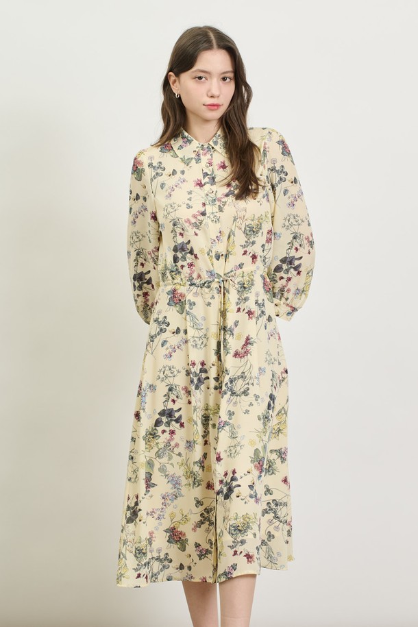 [25SP] 플로럴 프린트 원피스는 부드러운 폴리에스터 소재의 플로럴 원피스로, CREAM과 NAVY 색상으로 제공됩니다. 슬림핏 디자인에 벨트로 허리 조절이 가능하며, 긴소매와 소매 단추 디테일, 안감까지 갖춰 우아하고 로맨틱한 무드를 연출합니다. 봄 시즌 일상 또는 데이트룩으로 제격입니다.
