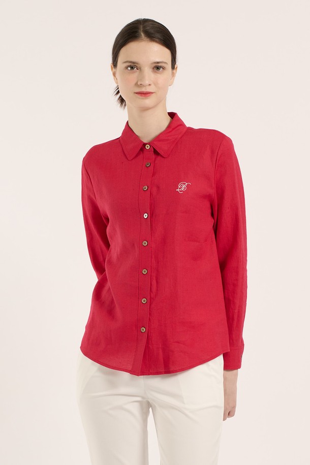 [25SM] 린넨 베이직 셔츠는 레드 색상의 여성용 셔츠로, 린넨과 면 혼방 소재로 제작되어 여름철에도 시원하고 쾌적하게 착용할 수 있습니다. 레귤러핏에 차이나칼라 디자인으로, 베이직하면서도 클래식한 스타일을 연출하며, 포켓 디테일과 롤업 가능한 긴 소매가 특징입니다. 얇고 부드러운 촉감의 무지 패턴 셔츠로, 일상복으로 활용하기 좋고 통기성이 우수하며 버튼으로 여밀 수 있습니다.
