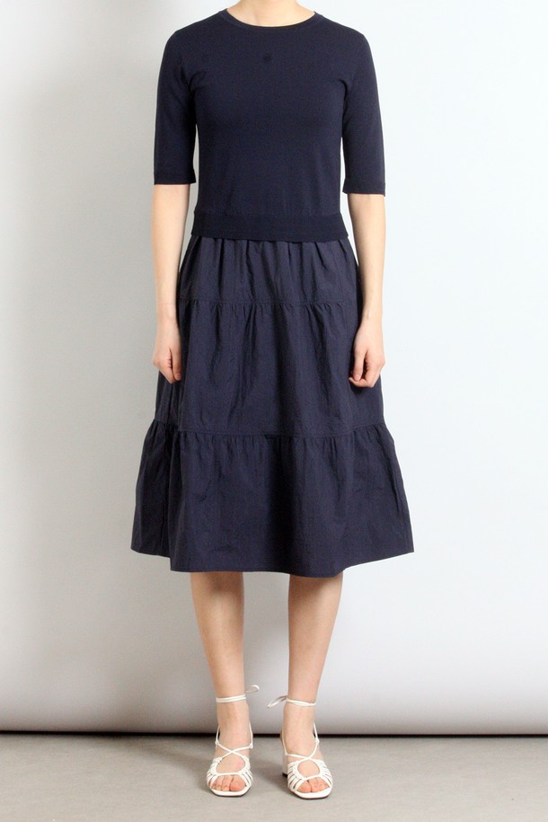 네이비 컬러의 여성용 반소매 스커트 세트 원피스입니다. 봄, 여름 시즌에 어울리는 얇은 두께의 캐주얼 스타일로, 라운드넥과 루즈핏 A라인 실루엣이 편안한 착용감을 선사합니다. 티어드 치마 타입에 무지 패턴으로 디자인되었으며, 실용적인 포켓 디테일을 더했습니다.
