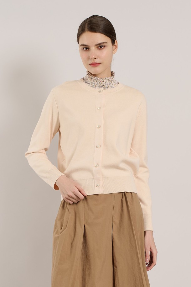 [25SS] 진주버튼 가디건은 부드러운 레이온, 폴리에스터, 나일론 혼방 소재로 제작되었으며, 라이트 베이지와 M VIOLET 색상으로 만나보실 수 있습니다. 우아하고 여성스러운 무드를 연출하는 이 가디건은 라운드넥 디자인에 진주 버튼 디테일을 더해 세련미를 강조했으며, 신축성이 뛰어나 편안한 착용감을 제공합니다. 밀도 있는 짜임과 아우터 및 탑 겸용으로 활용 가능한 디자인으로, 봄 시즌 데일리룩에 스타일을 더해보세요.
