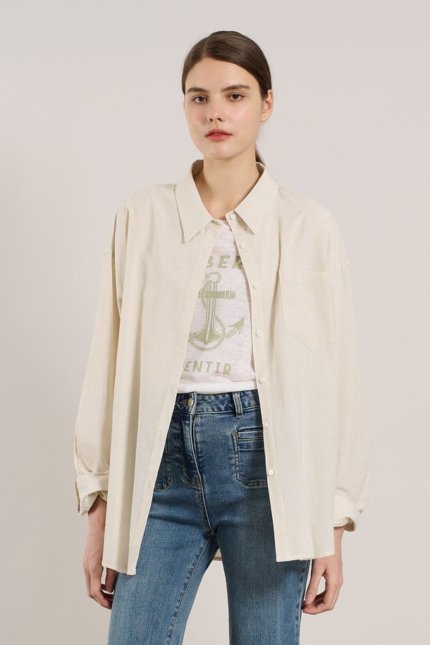 [25SS] 스트라이프 블라우스는 옐로우 색상의 은은한 스트라이프 패턴이 돋보이는 여성용 긴소매 블라우스입니다. 면과 폴리에스터 혼방 소재로 부드러운 촉감을 제공하며, 루즈핏 디자인으로 편안하게 착용 가능하고 힙선 기장으로 다양한 코디에 활용하기 좋습니다. 앞단작 단추 여밈 방식과 칼라 네크라인 디자인이 특징이며, 베이직한 스타일로 일상에서 부담 없이 즐겨 입을 수 있습니다.
