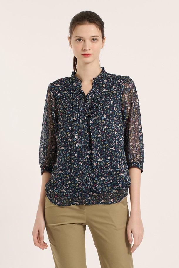 [25SM] 플로럴 프릴 블라우스는 네이비 색상의 시폰 소재로 제작된 여성용 블라우스입니다. 플라워 패턴과 프릴 디테일이 돋보이며, 7부 소매의 라운드넥 디자인으로 우아하고 클래식한 무드를 연출합니다. 얇고 부드러운 촉감으로 봄, 여름철 일상복으로 적합하며, 시스루 소재와 버튼 디테일이 더해져 여성스러운 매력을 더합니다.
