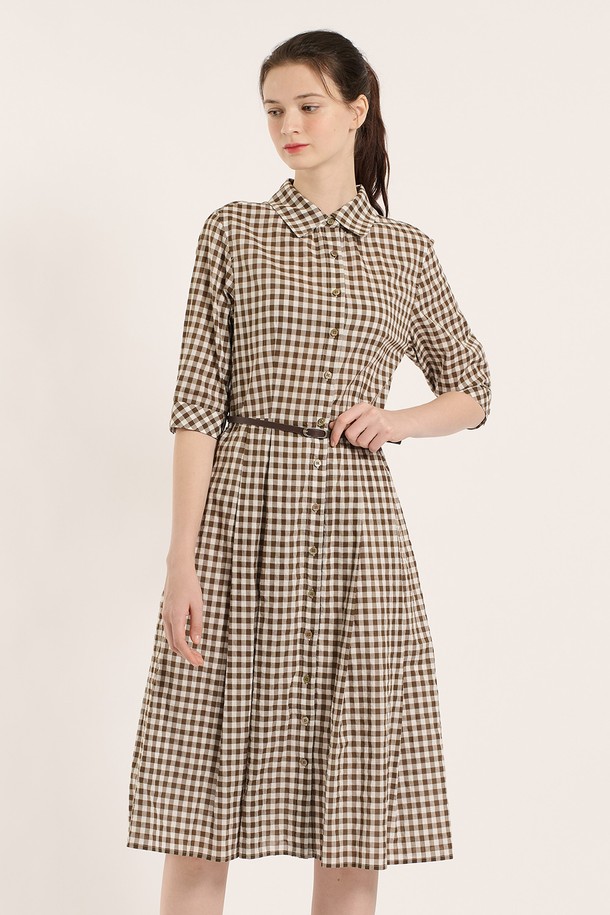 [25SU] 깅엄원피스는 브라운 색상의 체크 패턴이 돋보이는 여성용 깅엄 원피스입니다. 면, 폴리우레탄, 코튼 혼방 소재로 제작되었으며, 7부 소매와 플리츠 스커트 디자인이 특징입니다. 허리 벨트가 포함되어 슬림한 실루엣을 연출할 수 있으며, 칼라 네크라인과 버튼다운 디자인으로 클래식하면서도 엘레강스한 무드를 선사합니다.
