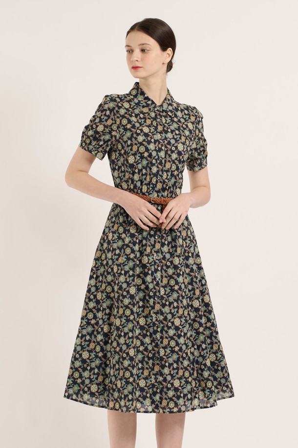 네이비 컬러의 [25SM] 프린트 벨티드 원피스는 봄, 여름 시즌에 어울리는 여성 의류입니다. 얇은 두께감의 플레어 A라인 실루엣으로, 셔츠 칼라와 반소매 디자인이 특징이며 플라워 패턴이 클래식하고 페미닌한 무드를 연출합니다. 허리 라인을 잡아주는 벨트가 포함되어 있어 더욱 세련된 핏을 완성합니다.
