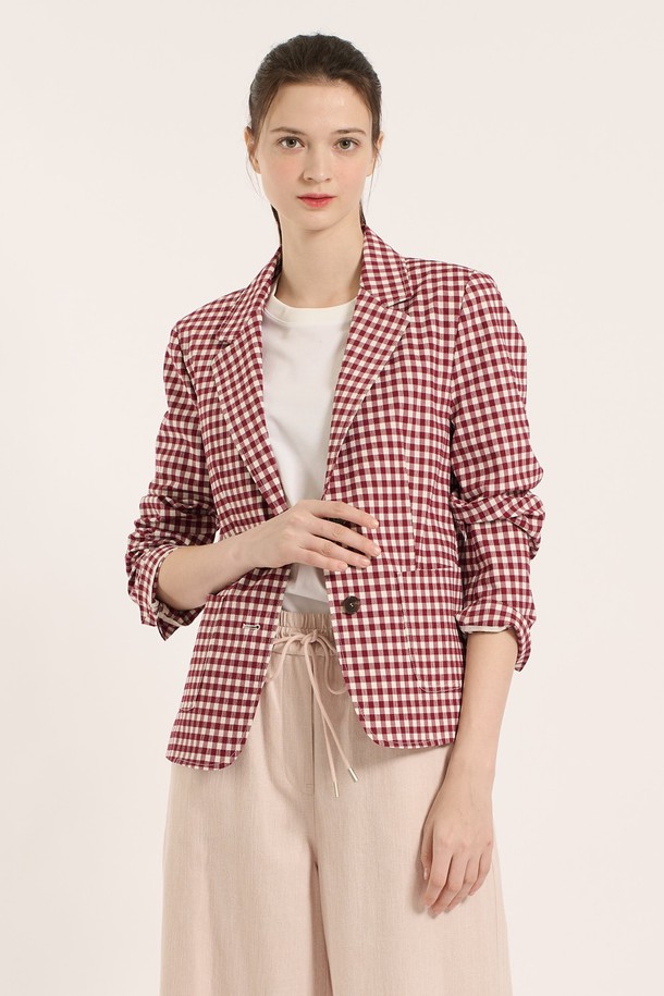 [25SM] 체크 싱글 자켓은 다크 레드 색상의 여성용 아우터로, 봄, 가을에 어울리는 베이직하고 클래식한 무드의 싱글 자켓입니다. 면, 폴리에스터, 폴리우레탄 혼방 소재로 제작되었으며 얇은 두께감과 슬림핏으로 깔끔한 실루엣을 연출하고, 단정한 라펠과 소매 부분의 디테일이 돋보입니다. 체크 패턴이 특징이며, 싱글 버튼 여밈 방식과 폴리에스터 안감을 사용했습니다.
