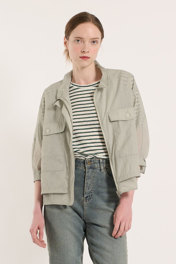 [25SU] 하이넥 투 포켓 점퍼는 가볍고 부드러운 나일론, 폴리에스터, 면 혼방 소재로 제작된 여성용 여름 아우터입니다. 루즈핏 디자인에 하이넥과 투 포켓 디테일을 더해 미니멀하면서도 모던한 스타일을 연출하며, 일상과 여행에서 편안하게 착용하기 좋습니다. 얇은 두께감으로 여름에도 부담 없이 즐길 수 있고, 라이트 그레이 색상이 돋보입니다.
