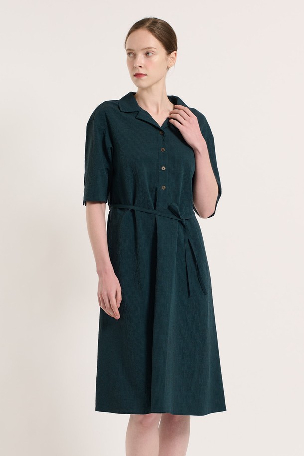 [25SU] 체크 패턴 벨티드 반소매 원피스는 다크 그린 색상의 체크 패턴이 돋보이는 여성용 원피스입니다. 나일론, 폴리에스터, 폴리우레탄, 면 혼방 소재로 제작되었으며, 탈부착 가능한 벨트와 소매 비조 장식, 인 포켓, 버튼 디테일이 특징입니다. 슬림핏 디자인으로 우아하고 클래식한 무드를 연출하며, 오피스룩이나 일상복으로 활용하기 좋은 여름 시즌 아이템입니다.
