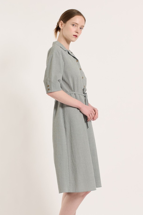 [25SU] 체크 패턴 벨티드 반소매 원피스는 가볍고 부드러운 소재로 제작되어 편안한 착용감을 선사하며, 라이트 그레이 색상에 우아하고 클래식한 체크 패턴이 돋보입니다. A라인 치마핏과 벨트 허리선 디자인으로 여성스러운 실루엣을 연출하며, 칼라 네크라인과 버튼 디테일이 더해져 고급스러운 분위기를 자아냅니다. 일상 생활에서 세련된 스타일을 완성할 수 있는 여름 시즌 여성용 반소매 원피스입니다.
