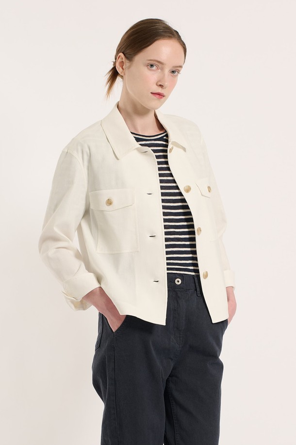 [25SU] 투 포켓 패치 자켓은 화이트 색상의 여성용 여름 자켓으로, 클래식하고 세련된 무드를 연출합니다. 무지 패턴의 레귤러 핏 디자인에 폴리에스터, 면, 마, 폴리우레탄 혼방 소재를 사용하여 얇고 계절에 구애받지 않는 착용감을 선사하며, 투 포켓 패치 디테일과 버튼 여밈 방식으로 단정함을 더했습니다. 긴소매 디자인으로 일상에서 활용하기 좋습니다.
