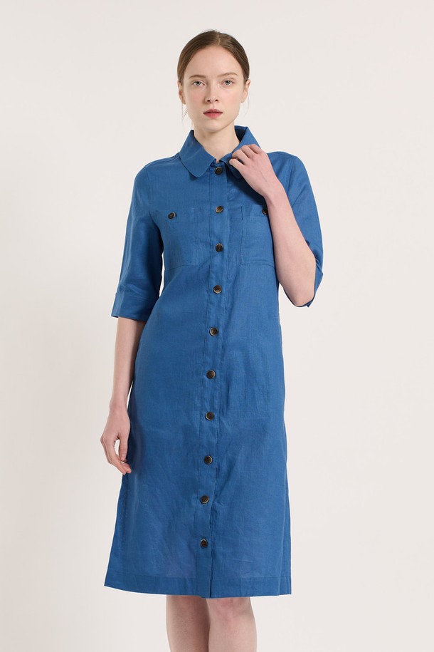 [25SU] 린넨 블렌드 원피스 - ROYAL BLUE B5M3G67057는 린넨과 면 혼방 소재로 제작되어 여름철에도 시원하고 쾌적하게 착용할 수 있는 여성용 7부 소매 원피스입니다. 로얄 블루 색상의 무지 패턴 디자인이 특징이며, 셔츠 칼라와 버튼 디테일, 포켓 디테일이 더해져 클래식하면서도 엘레강스한 무드를 연출합니다. 얇고 부드러운 촉감의 이 레귤러핏 원피스는 이중 소재 구성으로 착용감을 높였으며, 일상 생활에서 편안하게 입을 수 있습니다.
