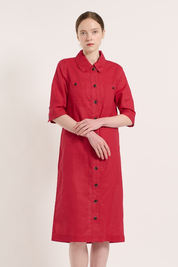 [25SU] 린넨 블렌드 원피스 - DARK RED는 여름철 데일리 또는 특별한 날에 어울리는 여성용 원피스입니다. 다크 레드 색상의 무지 패턴으로, 마와 면 혼방 소재로 제작되어 부드러운 촉감을 제공하며, 슬림핏과 7부 소매, 곡선형 칼라 디자인이 특징입니다. 면과 폴리에스터 안감, 버튼, 허리 절개선, 포켓 디테일이 더해진 클래식 스타일의 린넨 블렌드 원피스입니다.

