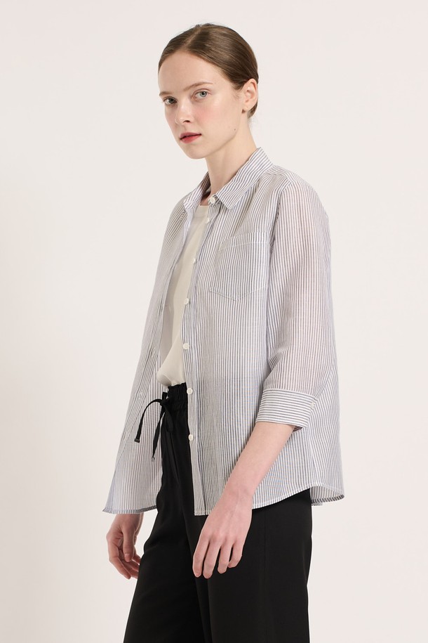 [25SU] 포켓 패치 스트라이프 셔츠는 여름철 일상에서 편안하게 입을 수 있는 여성용 긴소매 셔츠입니다. 가볍고 통기성이 좋은 마, 레이온, 면 혼방 소재로 제작되었으며, 산뜻한 라이트 블루 색상의 스트라이프 패턴이 돋보입니다. 실용적인 포켓 디테일과 자연스러운 레귤러 핏 실루엣으로 다양한 스타일 연출이 가능합니다.
