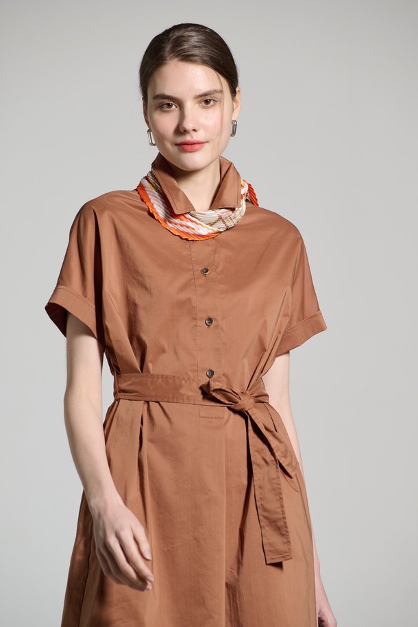 [25SU] 스탠카라 튜닉 원피스 - BRICK A5M3O67127은 면 70%와 폴리에스터 30% 혼방 소재로 제작된 여성용 여름 원피스입니다. 브릭 색상의 스탠드칼라 디자인과 허리 벨트, 버튼 디테일이 돋보이며, 편안한 핏과 살짝 드롭되는 반소매 디자인이 세련된 무드를 연출합니다. 데일리룩으로 활용하기 좋은 무지 패턴의 튜닉 스타일 원피스입니다.
