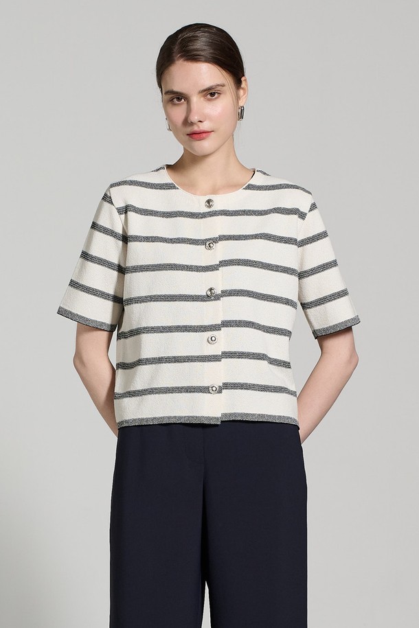 [25SU] 모던 스트라이프 가디건은 깔끔한 아이보리 톤과 조직감 있는 편직이 돋보이는 여성용 반소매 니트입니다. 부드러운 면, 폴리에스터, 나일론 혼방 소재로 제작되어 촉감이 좋으며, 박시한 핏으로 여유로운 실루엣을 연출합니다. 라운드넥 디자인에 스트라이프 패턴이 더해져 모던한 무드를 자아내며, 다양한 이너와 레이어링하여 일상에서 활용하기 좋습니다.
