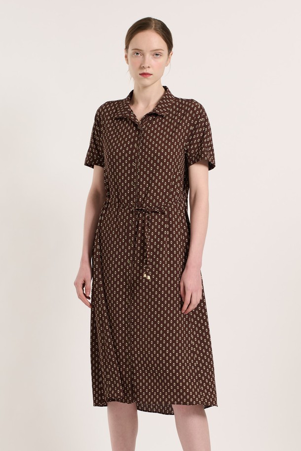 에스닉 프린팅이 돋보이는 [25SU] 에스닉 프린팅 벨티드 원피스 - BROWN B5M5O69074는 여성스러운 무드를 연출하며, 부드럽게 떨어지는 실루엣이 특징입니다. 폴리에스터 소재로 제작되어 부드러운 촉감을 자랑하며, 에스닉 패턴과 프린팅이 조화롭게 어우러져 세련된 스타일을 완성합니다. 벨트 디테일과 카라 디자인이 더해진 반소매 레귤러핏 원피스로, 일상에서 편안하면서도 돋보이는 룩을 연출할 수 있습니다.
