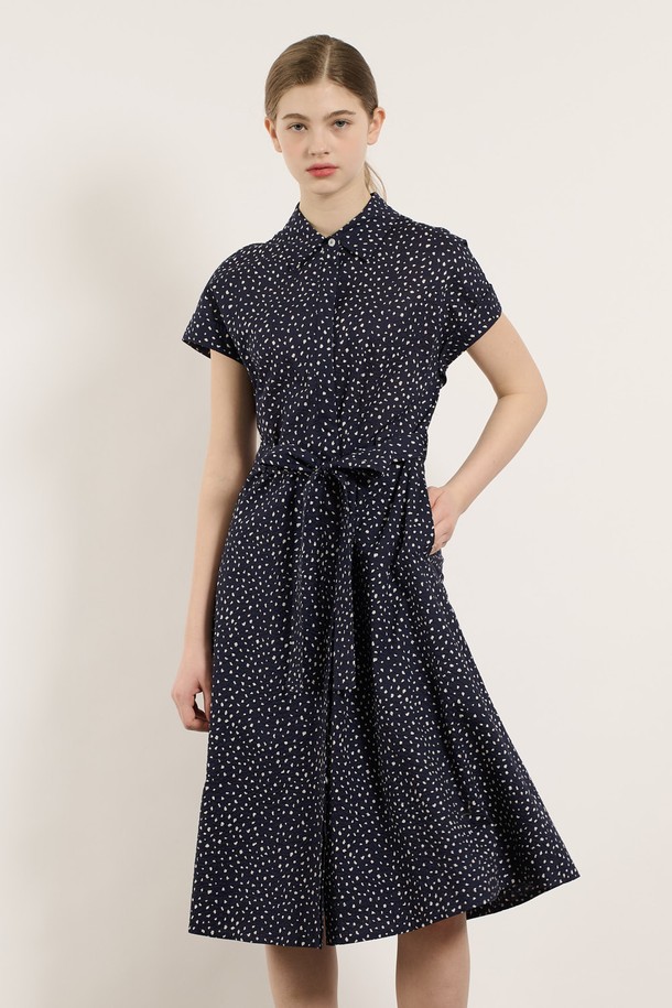 [25SU] 스몰 플라워 프린팅 원피스는 네이비 색상의 잔잔한 플라워 패턴이 돋보이는 여성용 여름 원피스입니다. 면 소재로 얇고 부드러운 촉감을 자랑하며, 셔츠칼라와 반소매 디자인으로 우아하고 클래식한 무드를 연출합니다. 허리 라인을 강조하는 디자인과 자연스럽게 퍼지는 A라인 실루엣, 벨트 디테일까지 더해져 일상 또는 데이트룩으로 제격입니다.
