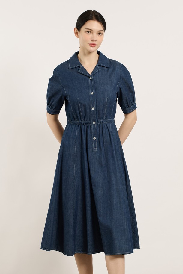 [25SU] 더블 카라 데님 원피스는 클래식하면서 캐주얼한 무드를 연출하며, 일상이나 모임에 활용하기 좋습니다. 인디고 컬러의 면 소재로 제작되었으며, 더블 카라와 버튼 다운 스타일이 특징입니다. 소매 절개 라인 및 허리 셔링 디테일, 우아한 핏이 돋보이는 반소매 여름 데님 원피스입니다.
