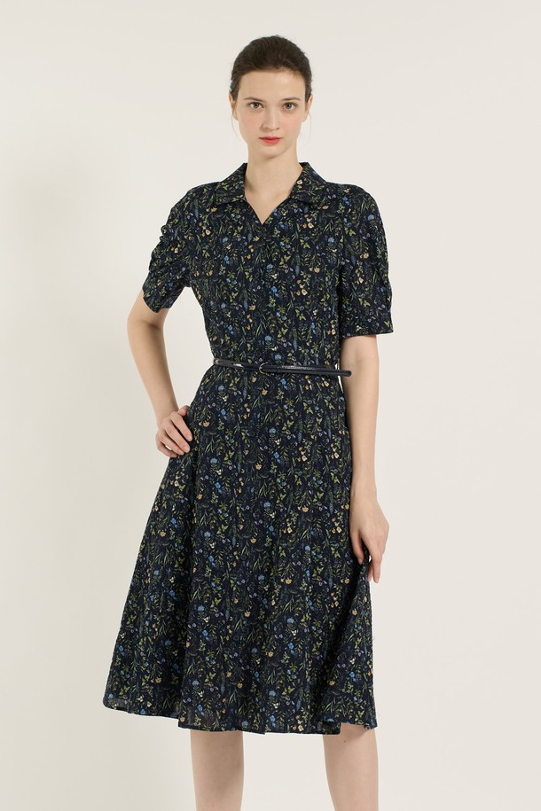 [25SU] 플라워 엠보 원피스는 여성스러운 실루엣을 연출하는 네이비 컬러의 플라워 엠보 원피스입니다. 면과 폴리에스터 혼방 소재로 제작되어 편안한 착용감을 선사하며, A라인 핏과 반소매 디자인으로 시원하고 우아한 분위기를 자아냅니다. 벨트 디테일과 엠보싱 텍스처가 더해져 밋밋하지 않게 포인트를 주며, 안감이 있어 비침 걱정 없이 여름철 일상에서 활용하기 좋습니다.
