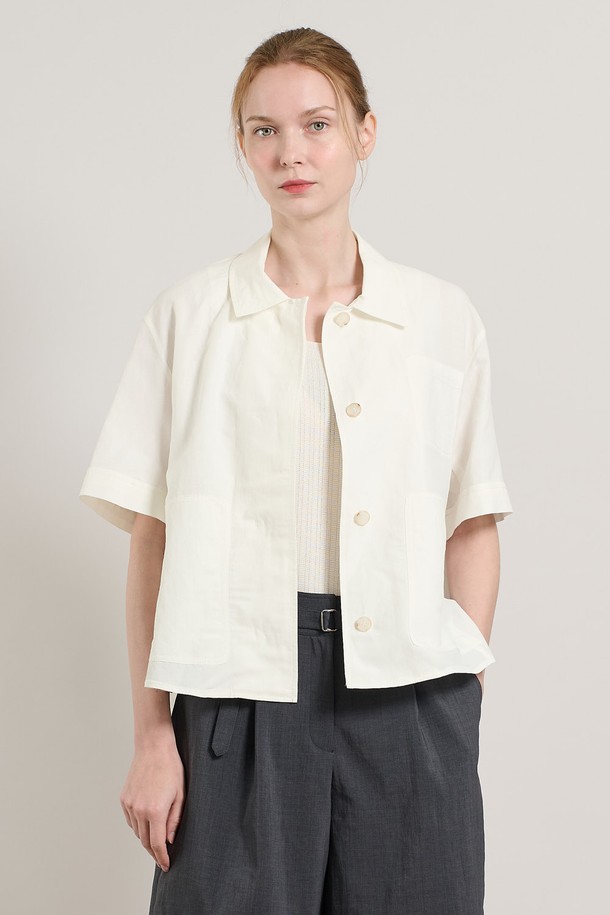 [25SU] 반소매 셔츠카라 린넨 자켓 - WHITE A5M4J13910은 여름철 시원하게 착용 가능한 여성용 린넨 자켓입니다. 셔츠형 카라와 버튼 여밈 방식으로 깔끔한 디자인을 연출하며, 레귤러핏과 레귤러 기장으로 편안한 착용감을 제공합니다. 얇은 두께감과 뻣뻣한 린넨 소재 특유의 질감으로 미니멀하고 베이직한 스타일을 완성합니다.
