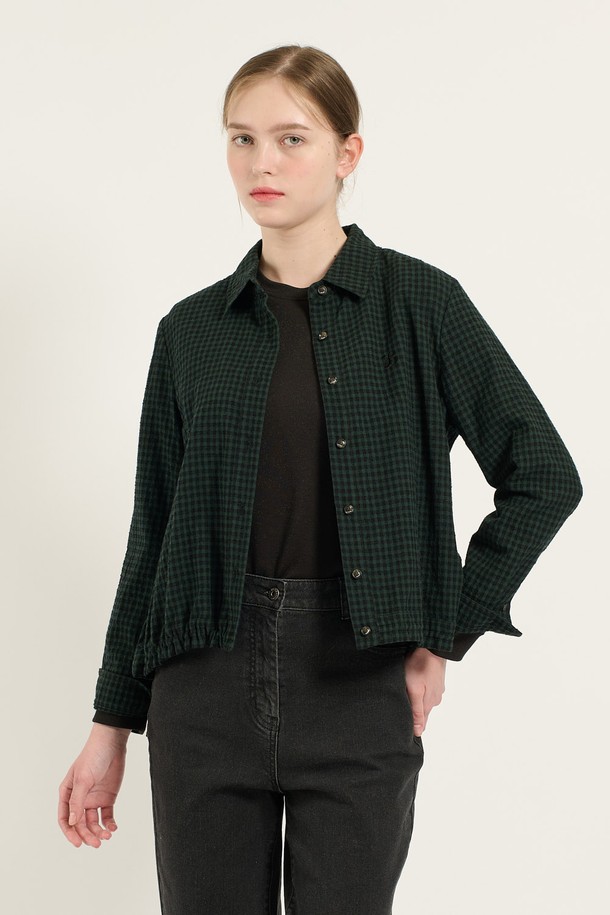 [24WT] 체크 스트링 블라우스는 여성용 블라우스로, 세련된 스타일을 연출합니다. 그린과 레드 두 가지 색상으로 출시되었으며, 겨울철 일상복으로 활용하기 좋습니다. 면과 모 혼방 소재로 제작되어 부드러운 촉감을 선사하며, 레귤러핏에 셔츠 칼라 디자인입니다. 허리 및 밑단 스트링 디테일로 핏 조절이 가능하여, 데이트룩, 겨울 데일리룩, 모임룩 등 다양한 TPO에 활용할 수 있습니다. 클래식, 미니멀, 로맨틱 스타일을 즐겨 입는 분들께 추천합니다.
