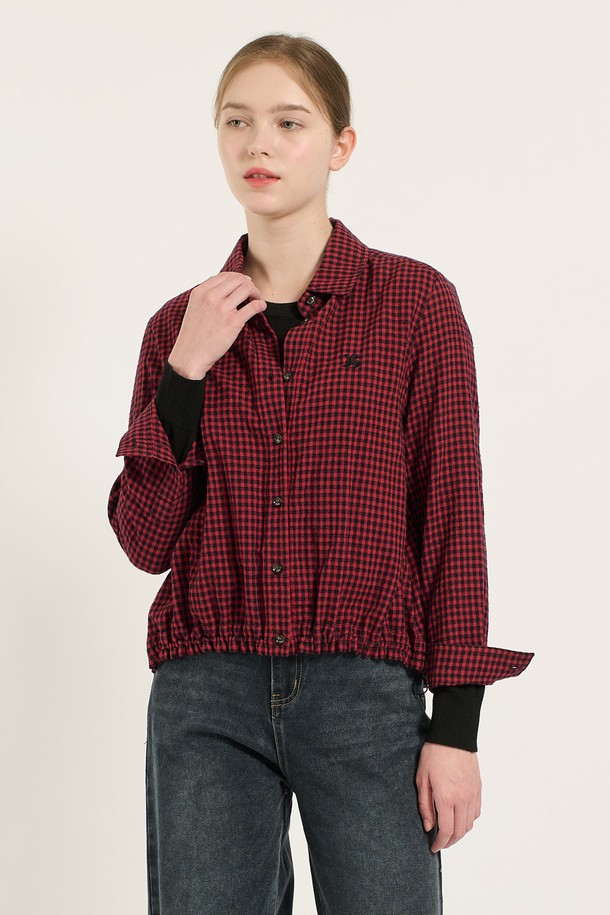 [24WT] 체크 스트링 블라우스는 세련된 무드의 여성 블라우스입니다. 면과 모 혼방의 부드러운 소재로 제작되어 겨울철에도 따뜻하게 착용할 수 있습니다. 칼라넥 라인에 긴 소매 기장이며, 밑단 스트링과 허리 스트링 디테일로 스타일과 핏을 조절할 수 있습니다. 체크 패턴이 돋보이며, 레드와 그린 두 가지 컬러로 만나보실 수 있습니다. 데일리룩, 모임룩, 데이트룩 등 다양한 TPO에 클래식, 미니멀, 캐주얼 스타일로 연출하기 좋습니다.
