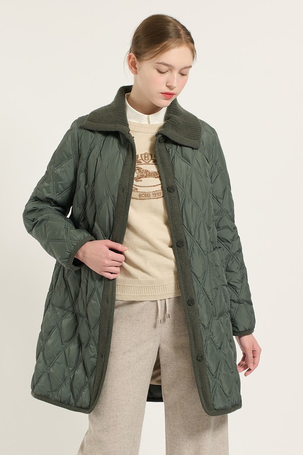 [24WT] 니트 블록 퀼팅 구스 다운 - PETROL (페트롤) B4D9F80347은 모던하고 클래식한 무드의 여성용 구스다운 아우터입니다. 겨울철 데일리룩에 적합하며, 롱 기장의 레귤러핏으로 디자인되었습니다. PETROL(페트롤)과 BROWN(브라운) 두 가지 색상으로 출시되었으며, 니트 블록 퀼팅 디테일이 특징입니다. 부드러운 촉감의 폴리에스터, 모, 나일론, 캐시미어 혼방 소재로 제작되었으며, 구스다운 충전재(솜털 80%, 깃털 20%)를 사용하여 보온성을 높였습니다. 긴 소매와 집업 여밈 방식, 양쪽 포켓 디테일로 실용성을 더했습니다.
