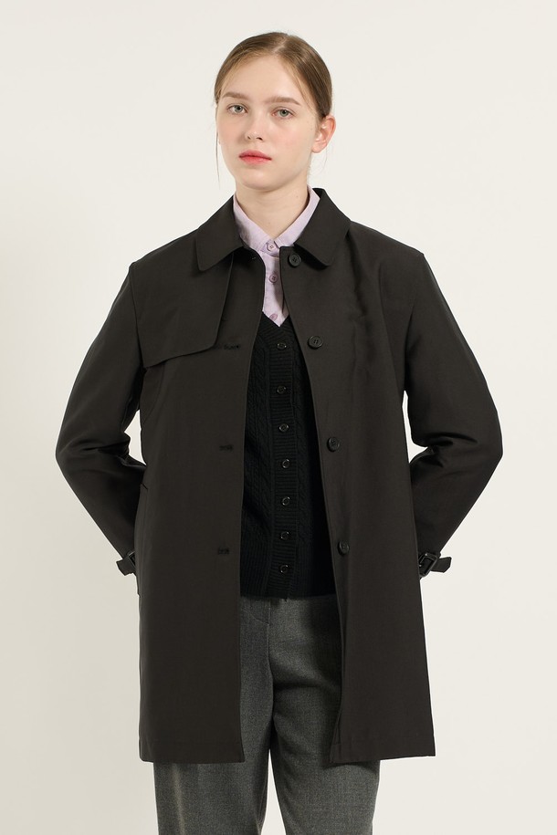 [24WT] 벨티드 라이너 트렌치 코트 - BLACK B4D9N70199는 여성용 트렌치 코트로, 가을, 겨울, 초봄에 착용하기 좋습니다. 블랙과 다크베이지 두 가지 색상으로 출시되었으며, 미디엄 기장의 레귤러핏으로 클래식하고 미니멀한 스타일을 연출합니다. 버튼과 벨트 여밈 방식에, 벨트 디테일과 소매 버클 디테일이 더해져 세련된 느낌을 줍니다. 안감에는 내부 라이너가 부착되어 실용적인 보온성을 제공하며, 출근룩, 오피스룩, 겨울 데일리룩에 모두 잘 어울립니다.
