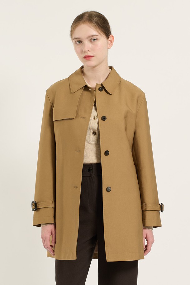 [24WT] 벨티드 라이너 트렌치 코트 - 다크 베이지 B4D9N70173는 여성용 아우터로, 간절기에 착용하기 좋은 트렌치 코트입니다. 다크 베이지와 블랙 두 가지 색상으로 제공되며, 클래식한 디자인과 무지 패턴이 특징입니다. 레귤러핏으로 제작되었으며, 허리 벨트와 소매 버클 디테일, 클래식한 버튼, 라이너를 포함하여 보온성과 스타일을 모두 갖췄습니다. 폴리에스터, 레이온, 폴리우레탄 혼방 소재로 부드러운 촉감을 선사하며, 일상 및 격식 있는 자리에 모두 잘 어울립니다. 오피스룩, 모임룩, 데이트룩 등 다양한 TPO에 맞춰 클래식, 미니멀, 시크한 스타일을 연출할 수 있습니다.

