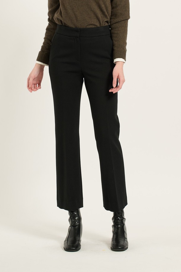 **[24WT] 스판 부츠컷 팬츠 - BLACK B4D9P37199**는 여성 고객을 위한 겨울철 필수 아이템입니다. 시크하고 클래식한 스타일을 연출하며, 일상, 오피스룩, 모임룩 등 다양한 TPO에 활용 가능합니다. 블랙과 M 그레이 두 가지 색상으로 만나볼 수 있으며, 다리를 길고 슬림하게 연출해 주는 부츠컷 핏이 특징입니다. 폴리우레탄과 레이온 혼방 소재로 제작되어 유연한 촉감과 뛰어난 활동성을 제공하며, 내구성과 형태 유지력 또한 우수합니다.
