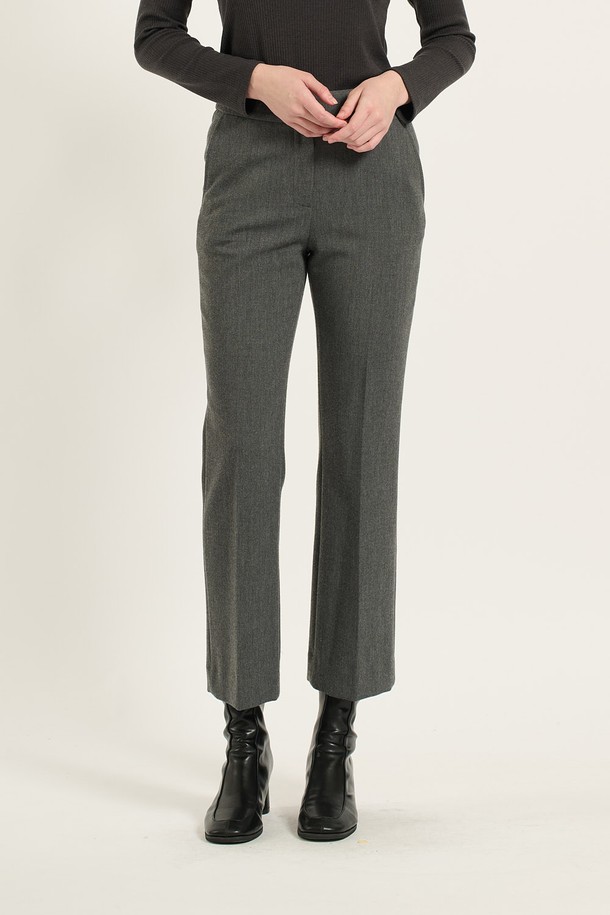 [24WT] 스판 부츠컷 팬츠 - M GRAY (B4D9P37116)는 여성용 부츠컷 팬츠입니다. M GRAY 컬러로, 겨울철 데일리룩, 오피스룩, 모임룩에 모두 잘 어울리는 클래식, 미니멀, 시크 스타일의 바지입니다. 폴리우레탄과 레이온 혼방 소재로 제작되어 높은 스판성을 자랑하며, 허리부터 허벅지까지 슬림하게 잡아주는 핏으로 다리가 길어 보이는 효과를 줍니다. 무릎 아래로 자연스럽게 퍼지는 부츠컷 실루엣으로 편안하면서도 세련된 스타일을 연출할 수 있습니다.
