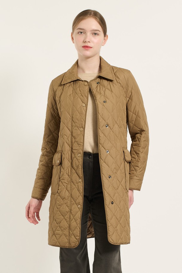 [24WT] 클래식 롱 퀼팅 - 브라운 B4D9R15274는 여성용 아우터로, 가을과 겨울에 어울리는 퀼팅 점퍼입니다. 베이직하고 클래식한 스타일의 슬림핏 롱 기장으로, 브라운 컬러가 돋보입니다. 부드러운 폴리에스터 소재에 두꺼운 두께감으로 포근함을 더하고, 단추 여밈 방식과 긴 소매 디자인으로 보온성을 높였습니다. 일상과 산책룩에 모두 잘 어울리며, 포켓 디테일과 가벼운 착용감, 풍성한 볼륨감을 갖춘 실용적인 아이템입니다.
