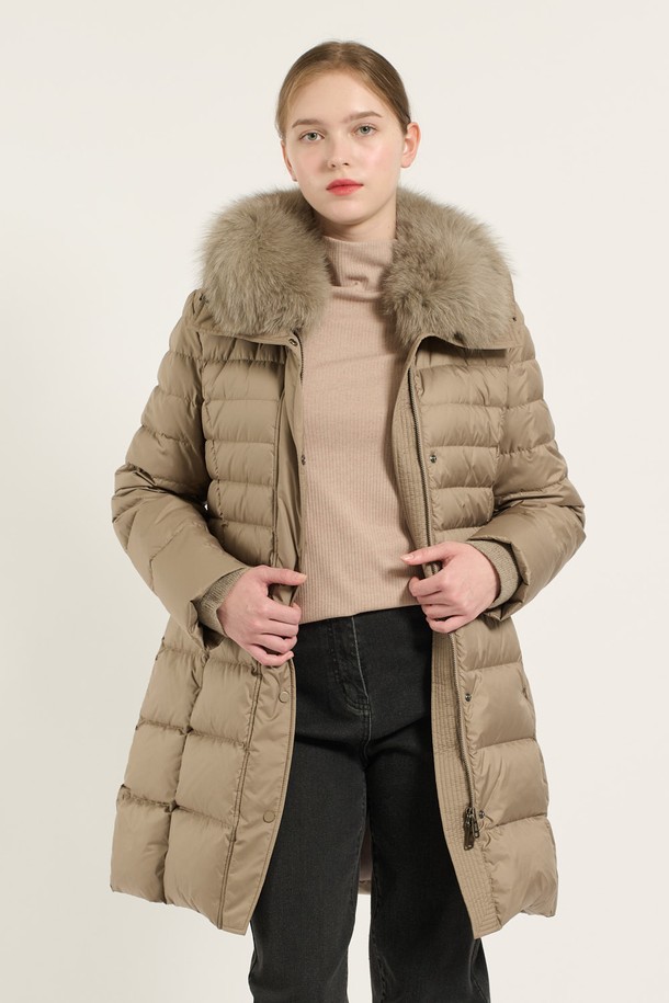 [24WT] 폭스퍼 카라 구스 다운은 부드러운 촉감의 폴리에스터, 모, 나일론, 캐시미어, 천연모피 등 다양한 소재로 제작된 여성용 구스다운입니다. 겨울철 데일리룩을 위한 모던하고 우아한 스타일을 연출하며, 롱 기장의 레귤러핏으로 편안하게 착용할 수 있습니다. 베이지 및 다크그레이 컬러로 출시되었으며, 무지 패턴에 버튼 여밈 방식입니다. 풍성한 폭스퍼 카라 디자인과 구스다운 충전재, 양쪽 포켓으로 보온성을 높였으며 가벼운 착용감을 선사합니다.
