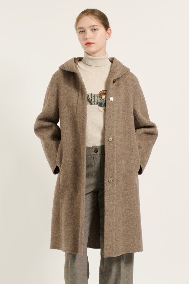 따뜻하고 세련된 겨울 데일리룩을 완성해 줄 [24WT] 후드 롱 코트입니다. 부드러운 울, 캐시미어, 폴리에스테르 혼방 소재로 제작되어 포근한 착용감을 선사하며, 롱 기장과 루즈핏으로 편안하면서도 우아한 스타일을 연출합니다. M BROWN 컬러는 고급스러운 분위기를 더하고, 깨끗하게 떨어지는 라인과 스타일리시한 소매 디테일, 실용적인 포켓으로 실용성을 높였습니다. 클래식하면서도 미니멀한 디자인으로 다양한 룩에 매치하기 용이하며, 추운 날씨에도 따뜻하고 세련된 스타일을 유지할 수 있습니다.
