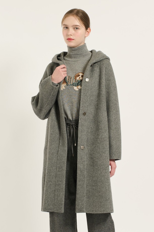 세련된 무드의 여성용 후드 롱 코트입니다. M GRAY(M 그레이), M BROWN(M 브라운) 두 가지 색상으로 출시되었으며, 가을, 겨울에 활용하기 좋습니다. 부드러운 촉감의 모, 캐시미어, 폴리에스터 혼방 소재로 제작되어, 매끄러운 핏과 두꺼운 두께로 뛰어난 보온성을 자랑합니다. 히든 버튼 여밈 방식과 후드 디테일이 특징이며, 도시적인 스타일과 미니멀, 시크한 무드를 연출합니다. 겨울 데일리룩, 모임룩, 출근룩 등 다양한 TPO에 활용해보세요.
